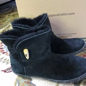 GENTLY USED WOMENS UGGS in BLACK